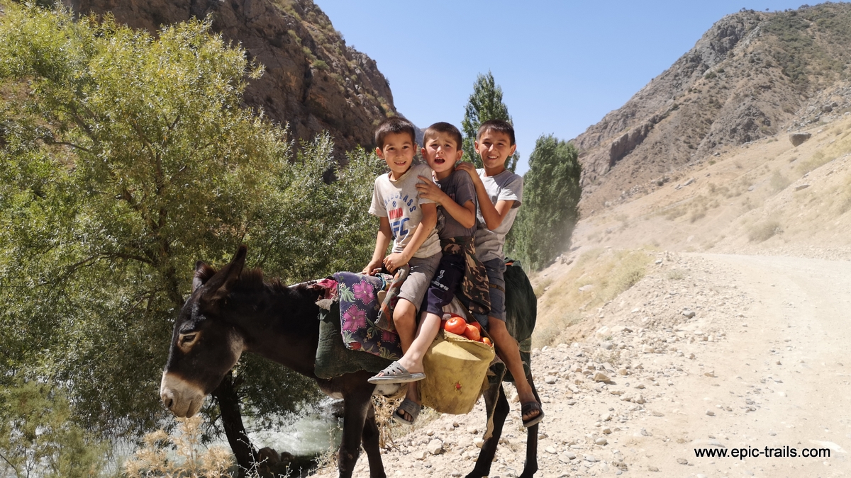 Kinder auf dem Esel Gilon Usbekistan